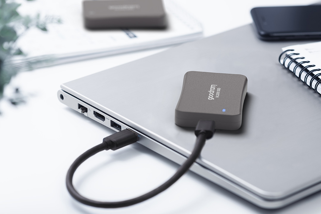 HL200 portable SSD connected to ultrabook device