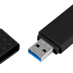 Czarny pendrive UME z otwartą zatyczką
