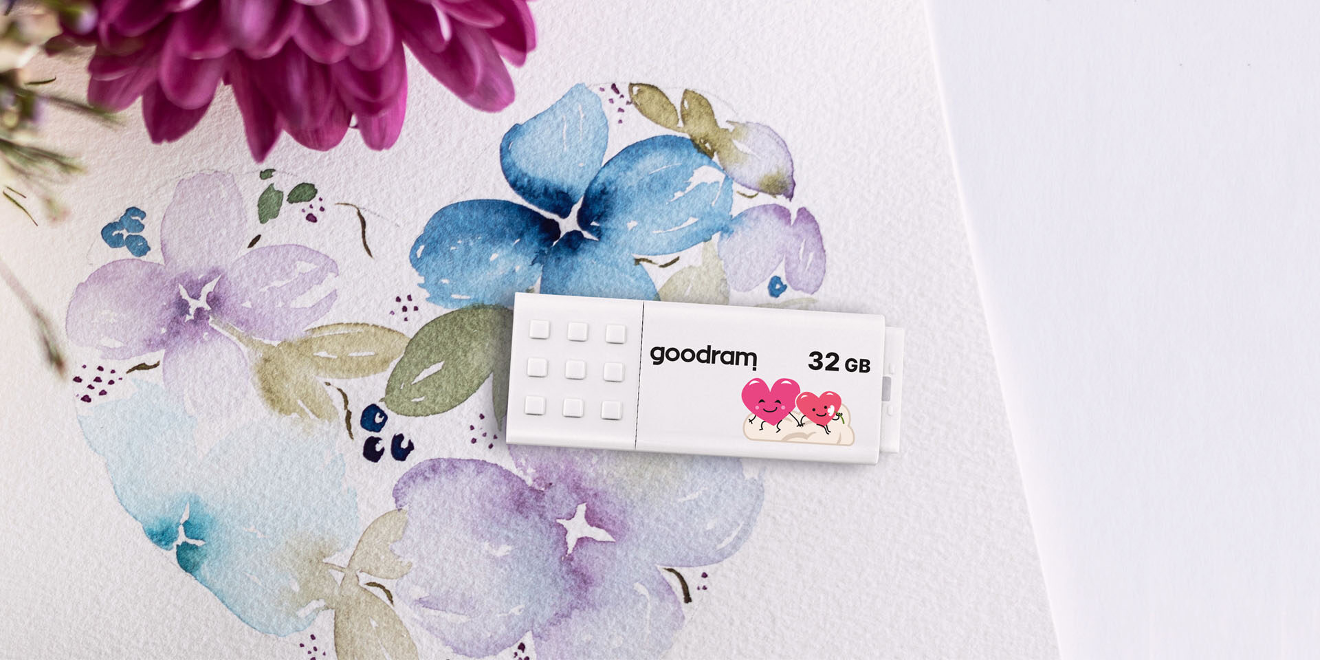 USB UME VALENTINE marki Goodram na tle kwiatów